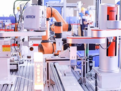 What’s the difference between the cobot and scara robot?